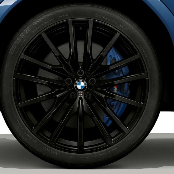 BMW X6 con paquete M Sport con enfoque en los rines de aleación ligera.