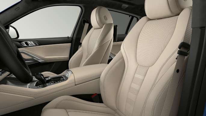 Interior del BMW X6 con paquete M Sport con enfoque en el tapizado.